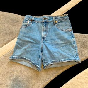 Levi’s highwaisted Denim Jean shorts cuffed Size 6